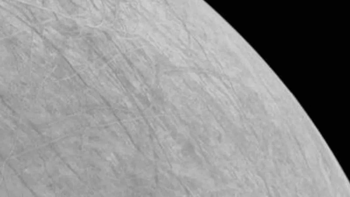 Europa a lua de Júpiter foi capturada em close-up pela missão Juno da NASA