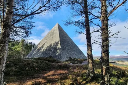 Uma pirâmide escondida nas florestas da Escócia