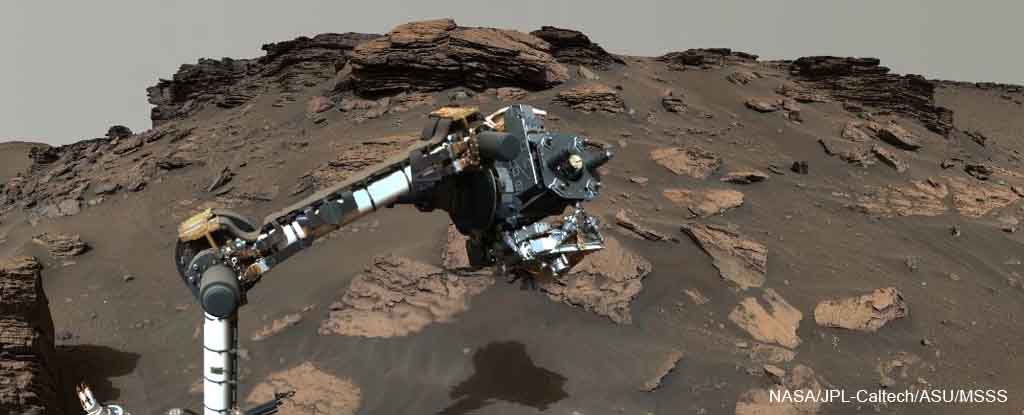 rover em frente a Skinner Ridge na Cratera Jezero de Marte _