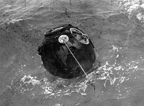 Durante os esforços de recuperação , uma cápsula Zond soviética pode ser vista.