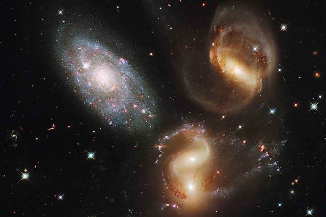 Os cientistas descobriram uma nuvem espacial gigantesca apontando um radiotelescópio ultra-poderoso para o Quinteto de Stephan