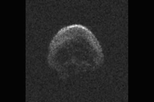 um asteroide em forma de crânio humano