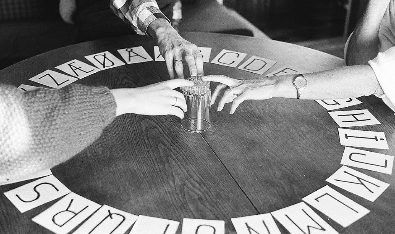 A psicologia dos tabuleiros Ouija: como e por que eles funcionam?
