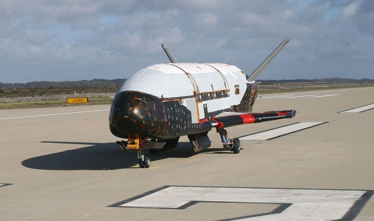 Avião espacial secreto X-37b retorna à Terra após 908 dias em órbita