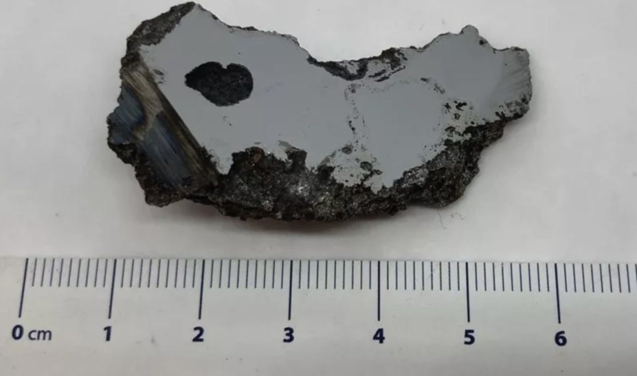 Dois minerais 'alienígenas' nunca antes vistos encontrados dentro de um meteorito