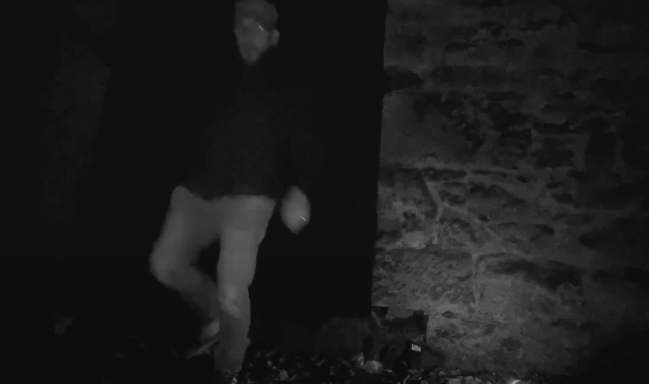 Investigador paranormal filma 'fantasma' durante viagem a moinho abandonado