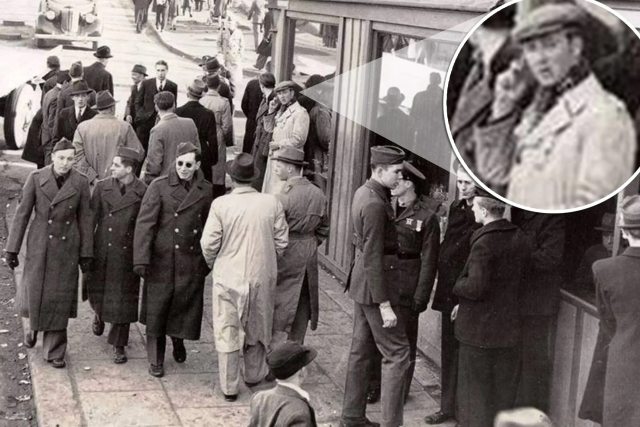 Viajante do tempo?  Um homem com um telefone celular em uma foto de 1943