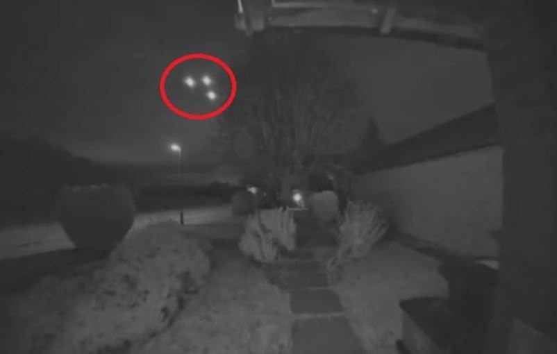 CCTV pegou um enorme OVNI triangular voando sobre as casas
