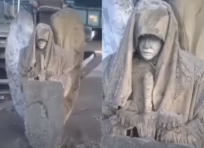 Desenterrou uma misteriosa estátua de um anjo com um escudo e uma espada