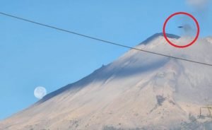 Um OVNI de disco preto fotografado sobre um vulcão no México