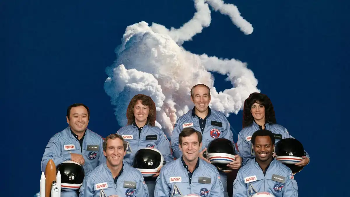 O ônibus espacial Challenger explodiu logo após a decolagem em 28 de janeiro de 1986, matando todos os sete tripulantes a bordo.