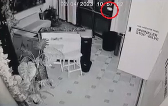 CCTV pegou a porta do armário se abrindo e uma pequena esfera branca voou para fora