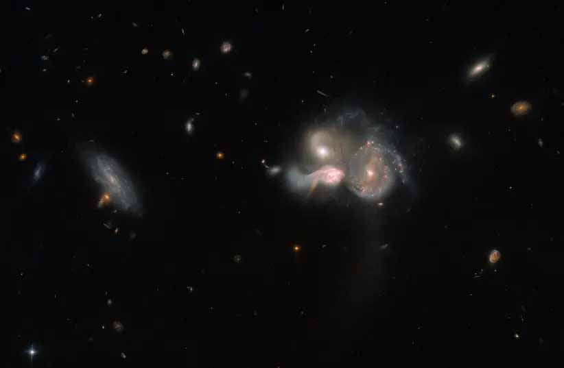 Hubble captura imagem de 3 galáxias colidindo e se fundindo