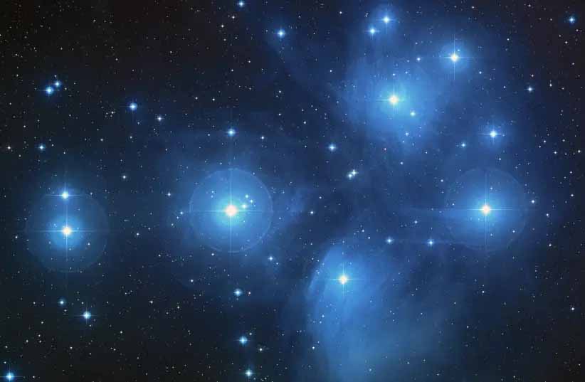 As Plêiades, um aglomerado aberto composto por aproximadamente 3.000 estrelas a uma distância de 400 anos-luz (120 parsecs) da Terra.
(crédito da foto: NASA, ESA, AURA/Caltech, Palomar Observatory)