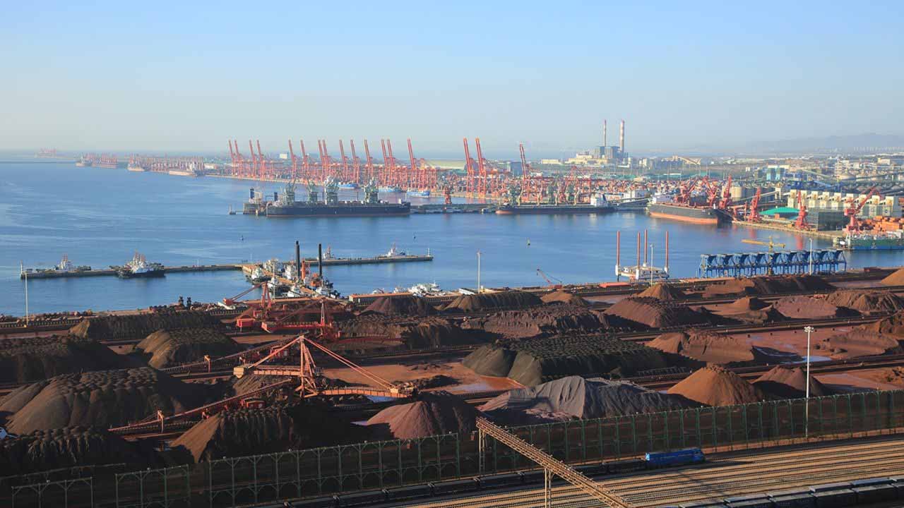 Rizhao abriga um porto de águas profundas na província de Shandong