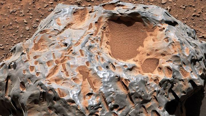 Rover encontra meteorito metálico espetacular em Marte