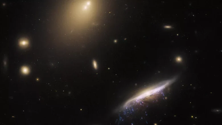 Galáxia com formato de água-viva descoberta pelo Hubble