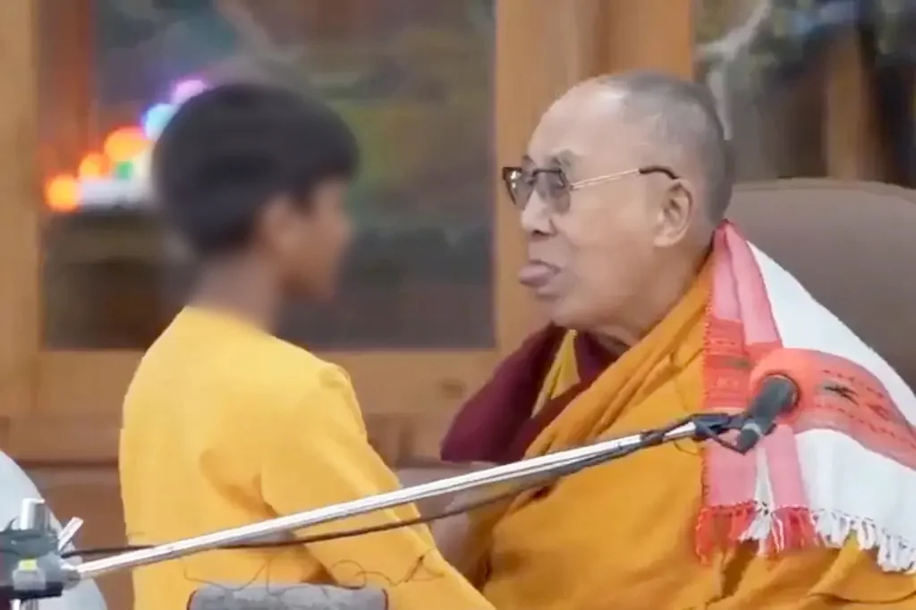 Dalai Lama fala após polémico vídeo onde ele pede para garoto beijar a sua língua