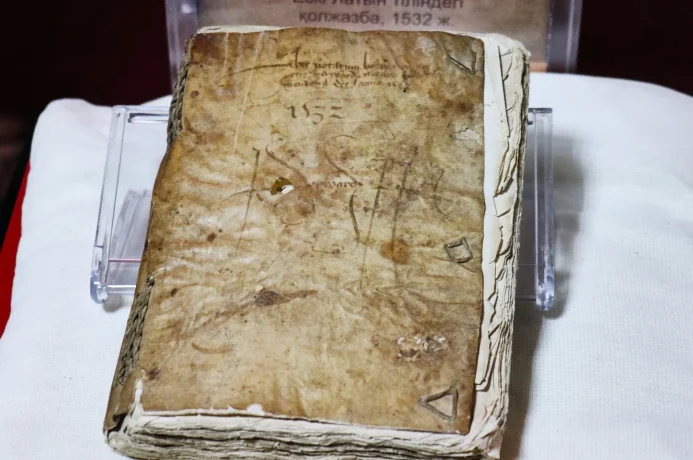 Manuscrito com capa de pele humana em exposição no Cazaquistão