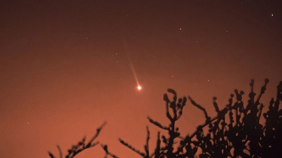 Mercúrio exibe impressionante cauda de cometa em aproximação ao Sol