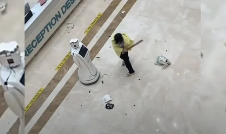 Mulher ataca recepcionista robô em hospital na China