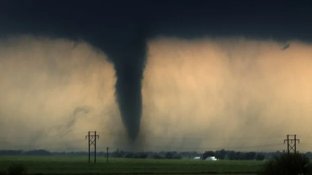Mulher é arrastada para fora de prédio ao filmar tornado no Arkansas