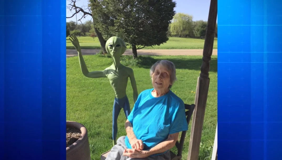 Estátua alienígena roubada é devolvida a mulher de 102 anos