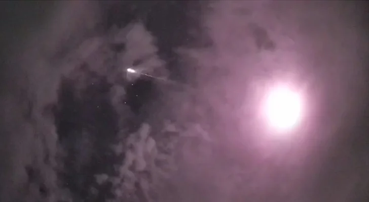 Assista ao impressionante vídeo da passagem de um meteoro pelos céus de Santa Catarina. Fenômeno fascinante capturado em imagens surpreendentes.