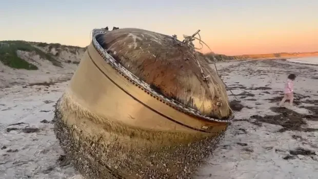 Enorme cilindro encontrado em praia na Austrália Ocidental