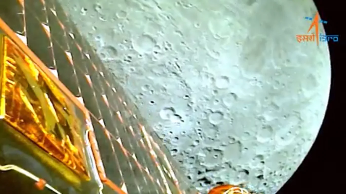 Chandrayaan-3 enquanto entra em órbita lunar