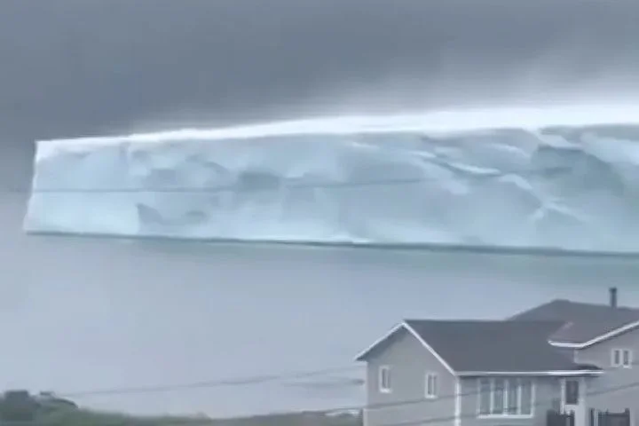 Enorme iceberg aparece na costa de Newfoundland