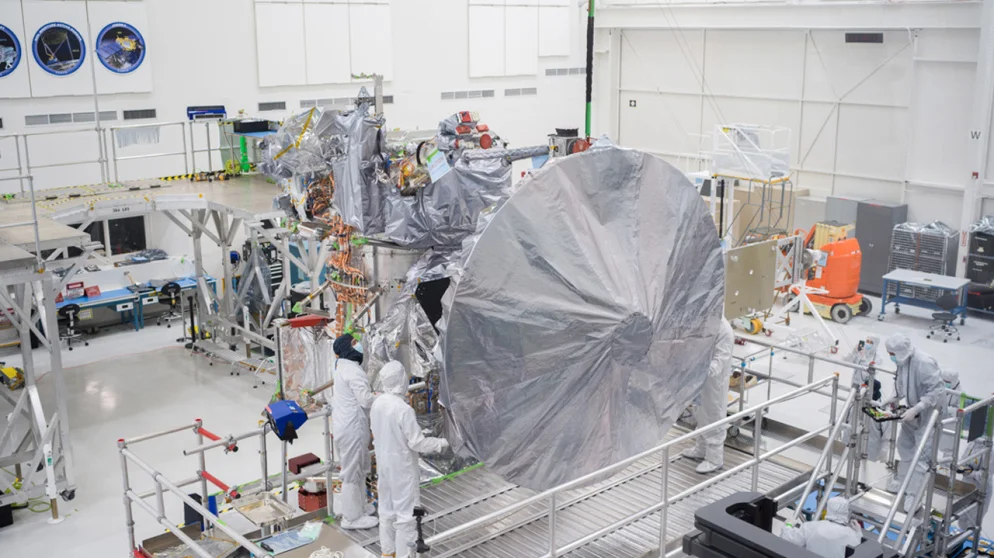 JPL monta antena de alto ganho no Europa Clipper