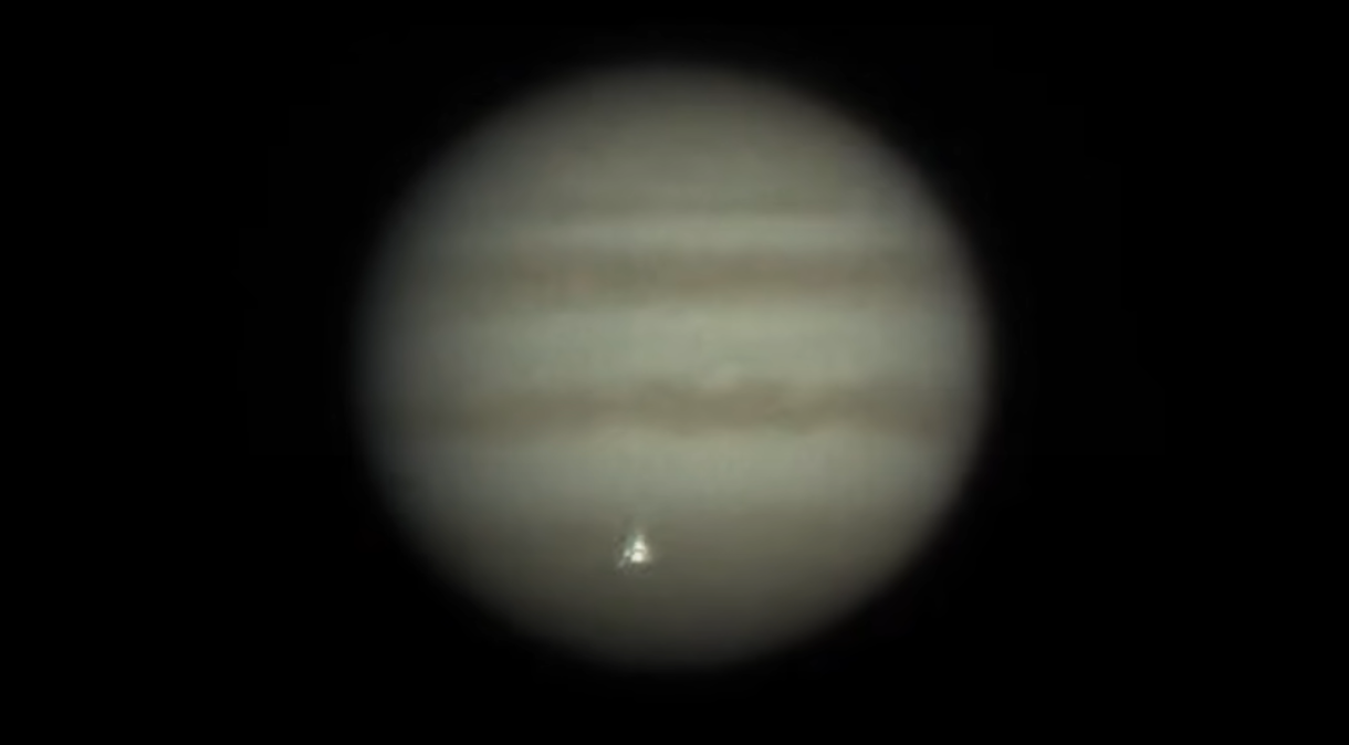 Astrônomo amador flagra clarão misterioso em Júpiter