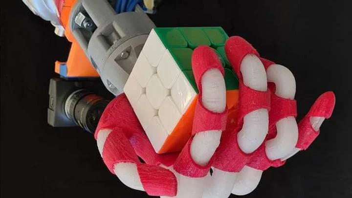 Cientistas criam mão robótica macia e flexível