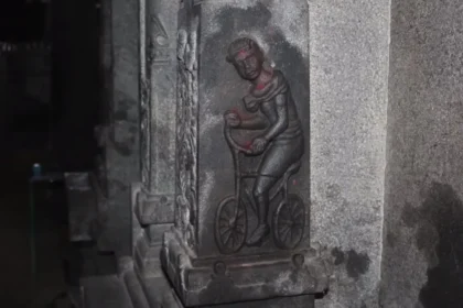 Gravura de uma bicicleta em um antigo templo indiano