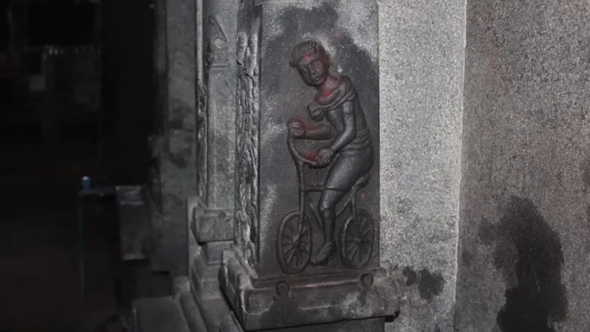 Gravura de uma bicicleta em um antigo templo indiano