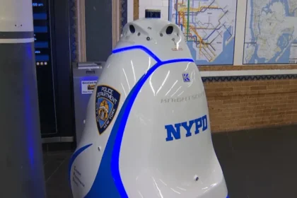 Robô policial começa a patrulhar o metrô da Times Square