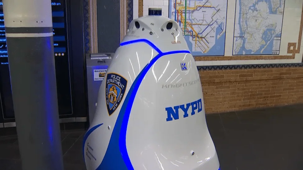 Robô policial começa a patrulhar o metrô da Times Square