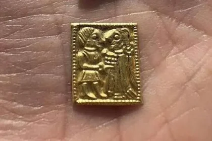 Figuras de ouro de deuses nórdicos descobertas em templo