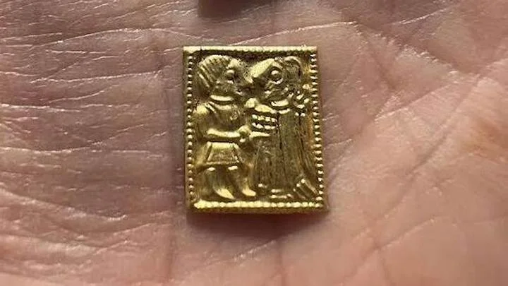 Figuras de ouro de deuses nórdicos descobertas em templo