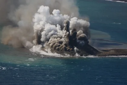 Nova ilha surge após a erupção de um vulcão ao sul de Tóquio