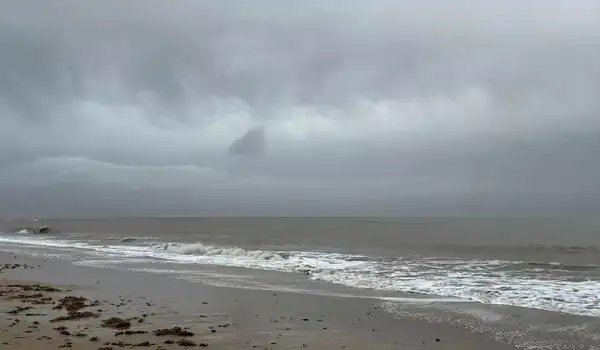 Nuvem triangular causa alvoroço em praia britânica