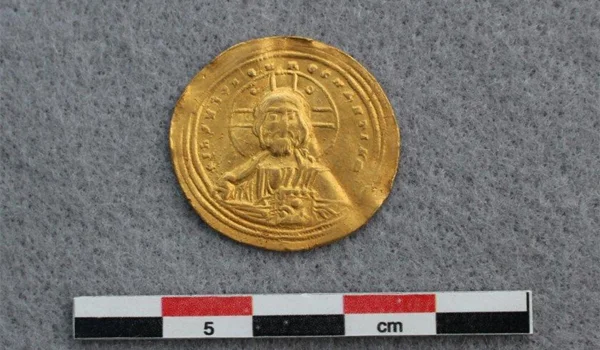 Rara moeda de ouro bizantina descoberta na Noruega