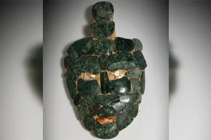 Máscara de jade encontrada em tumba de rei maia