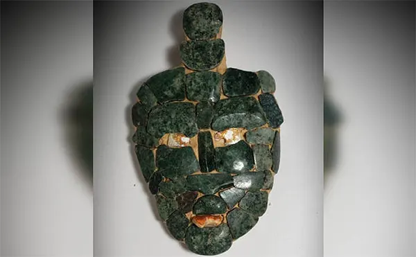 Máscara de jade encontrada em tumba de rei maia