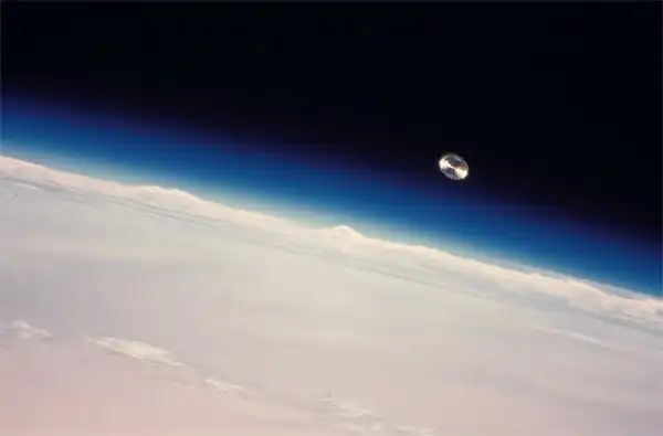 OVNI fotografado pela estação espacial MIR em 1999?
