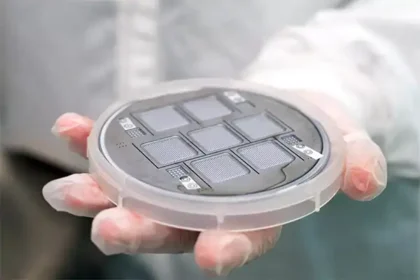 Propulsão por eletrospray alimentado por nanotecnologia