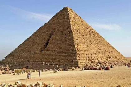 A restauração da pirâmide de Miquerinos foi interrompida