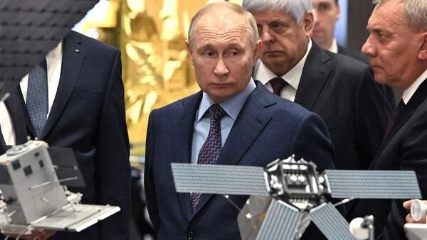 O presidente da Rússia, Vladimir Putin, acompanhado pelo chefe da corporação espacial Roscosmos, Yuri Borisov.