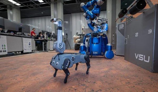 Cão robótico na Terra controlado por astronauta em órbita.